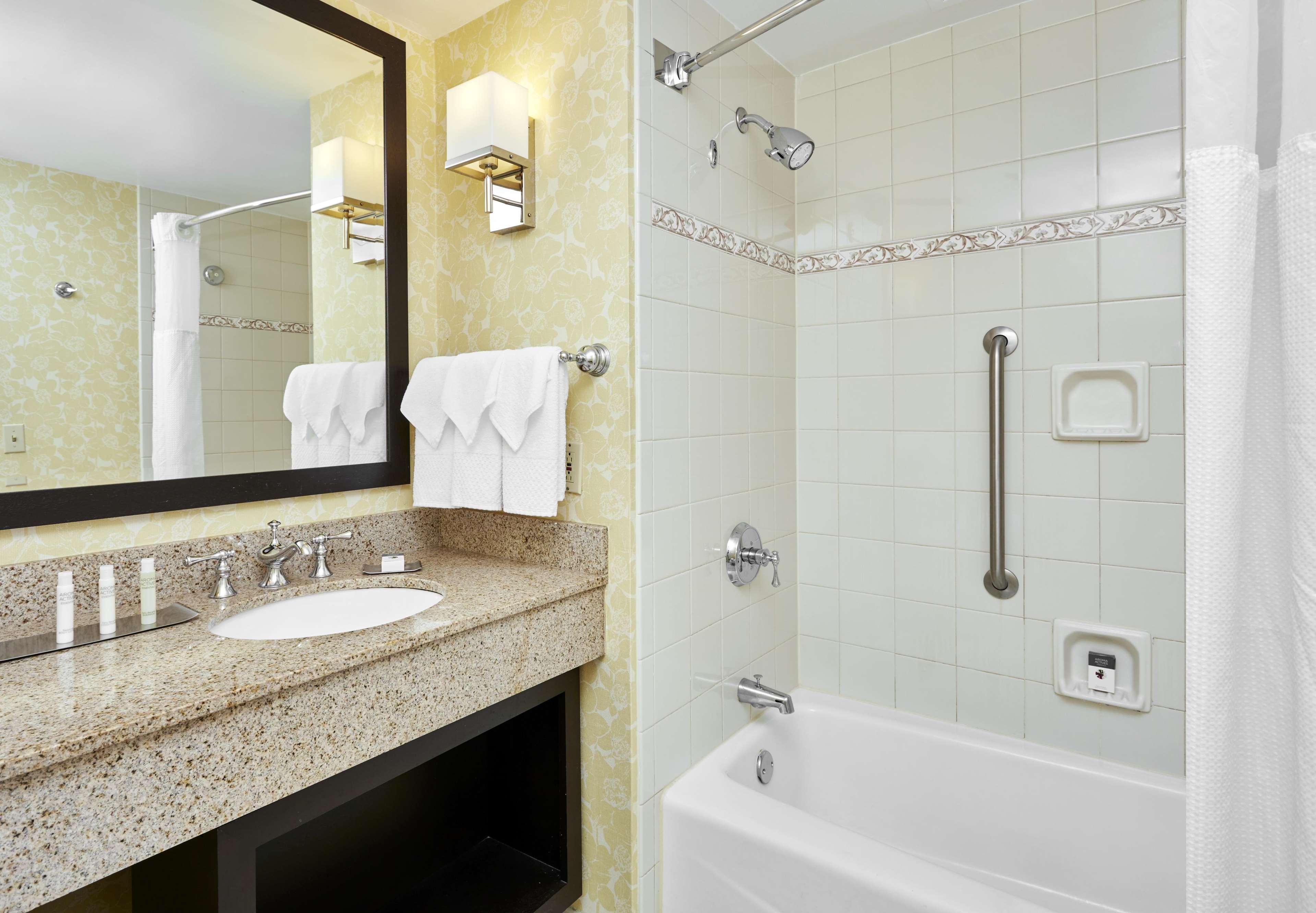 Hotel Doubletree By Hilton Charlotte Uptown Extérieur photo