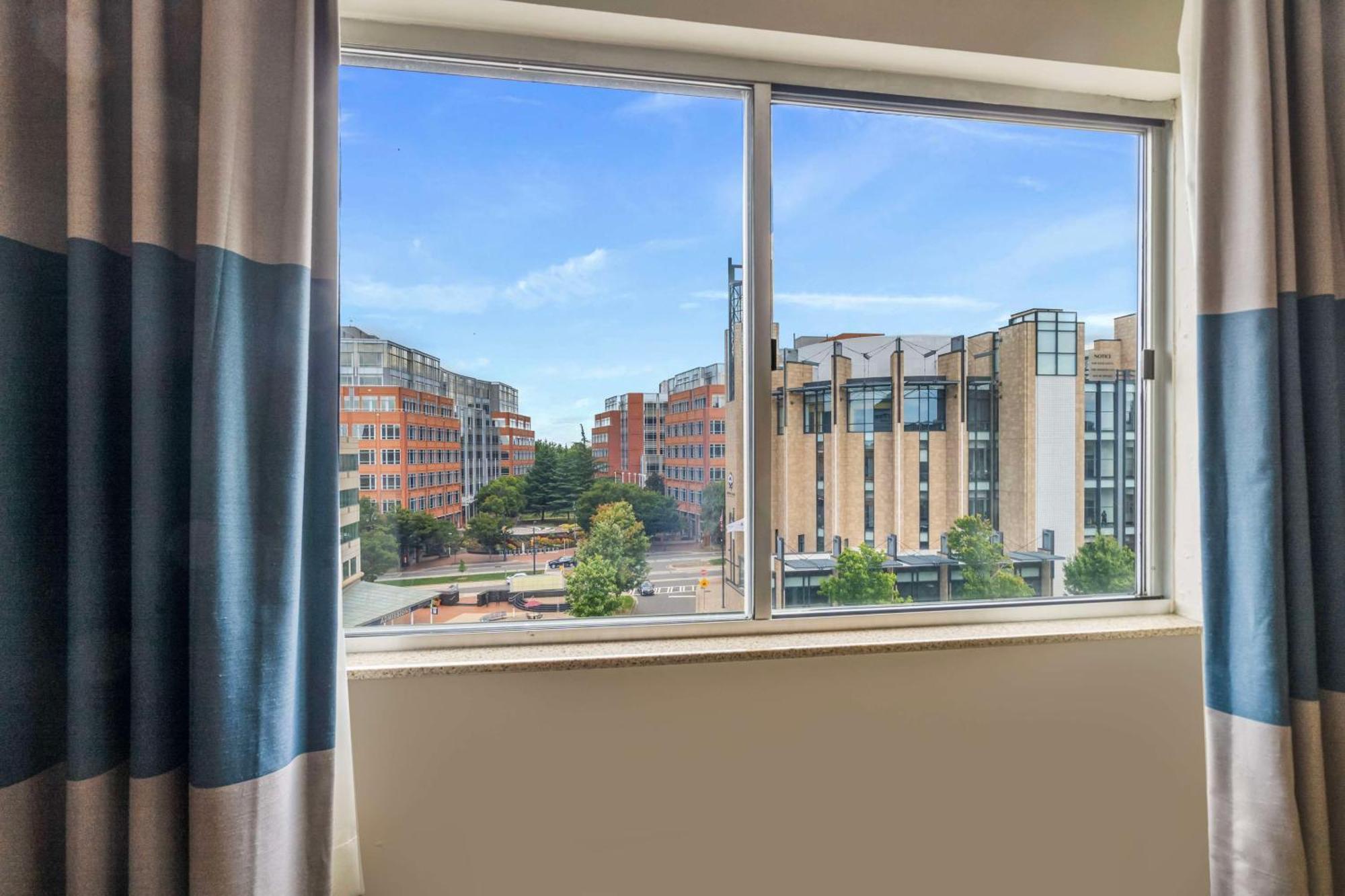 Hotel Doubletree By Hilton Charlotte Uptown Extérieur photo