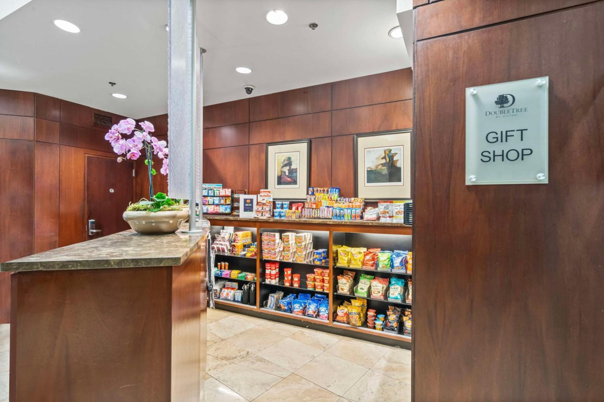 Hotel Doubletree By Hilton Charlotte Uptown Extérieur photo